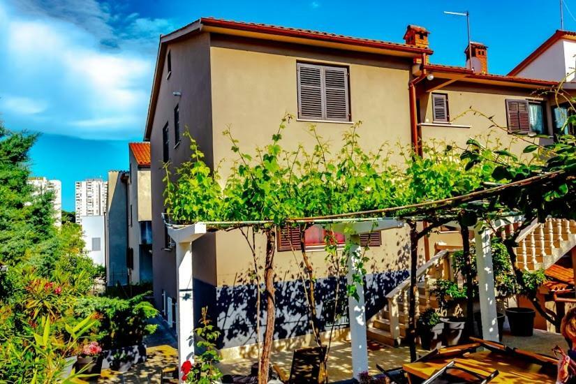 Apartment Katia พูลา ภายนอก รูปภาพ